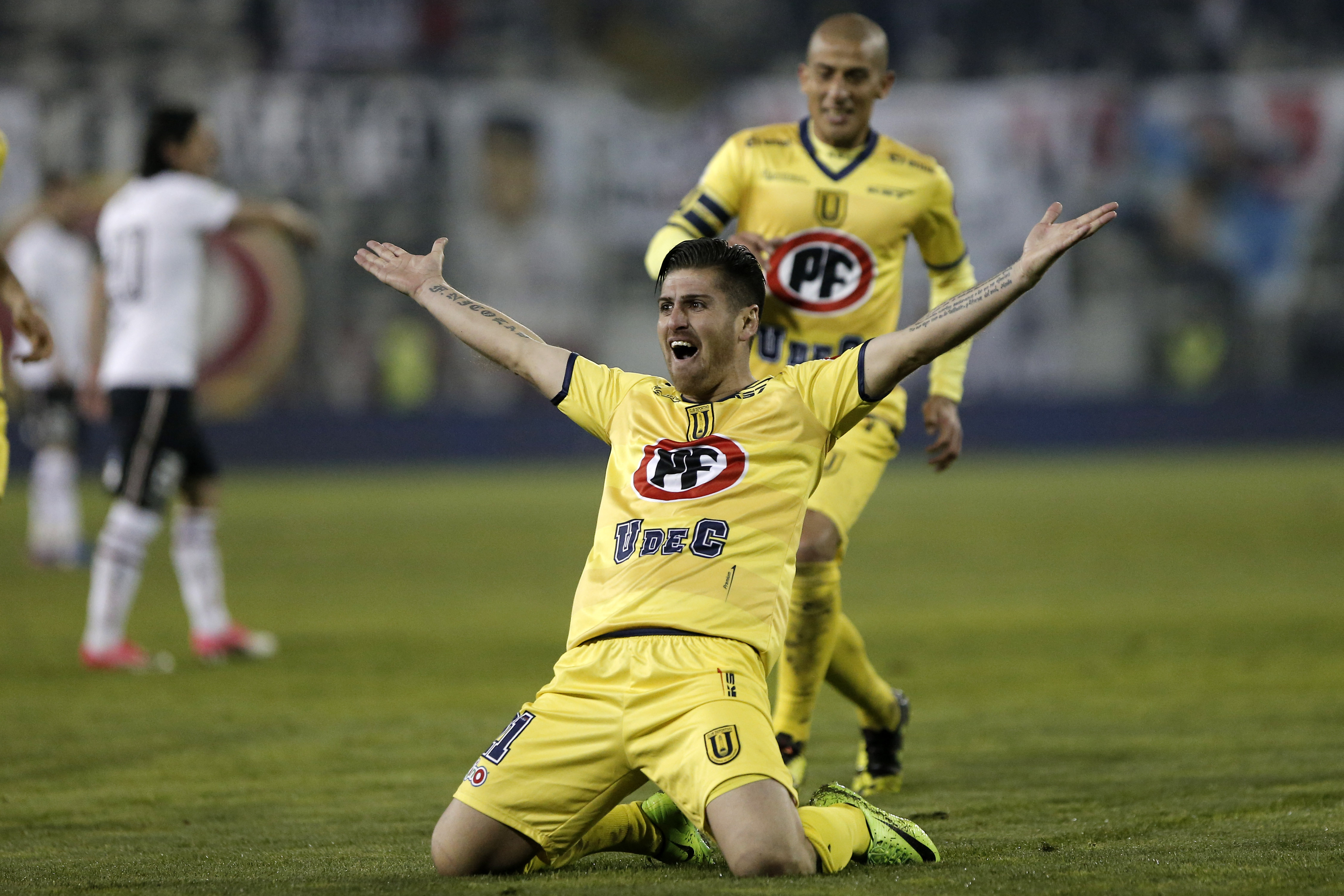 Sorprenden con mariachis a futbolista de U. de Concepción en pleno entrenamiento