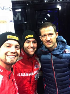 Chilenos Fernández y Riquelme posaron con Sebastien Ogier a horas del Rally de Suecia