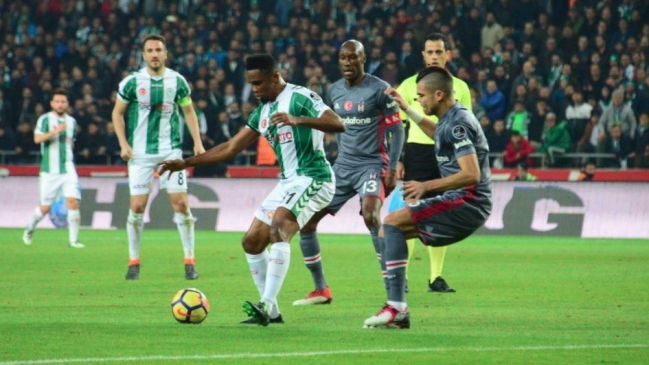 Besiktas de Medel igualó ante el Konyaspor y se alejó del liderato