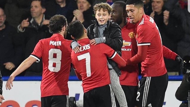 El tierno gesto de Alexis Sánchez con pequeño hincha de Manchester United