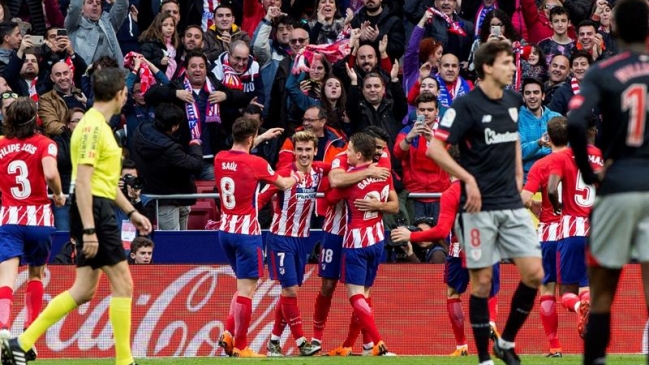 Atlético de Madrid derrotó a Athletic Bilbao y se mantuvo al acecho de FC Barcelona