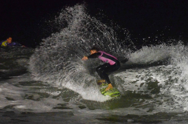 El “Duende” Cross ganó la segunda fecha de surf nocturno