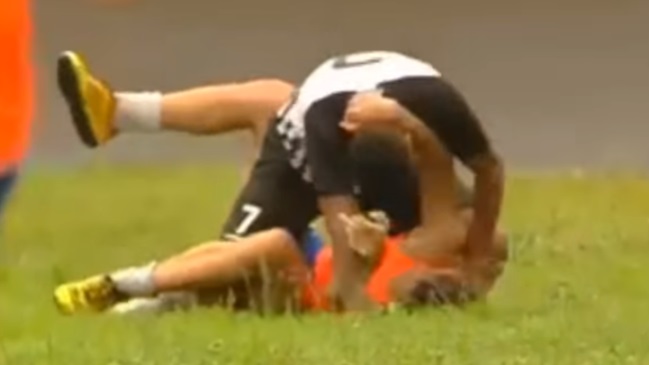 Jugador agredió a un pasapelotas en el fútbol brasileño