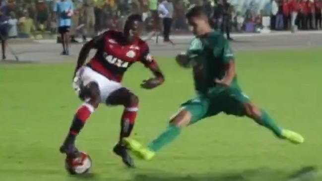 Joven joya de Real Madrid lesionó a su marcador con un enganche