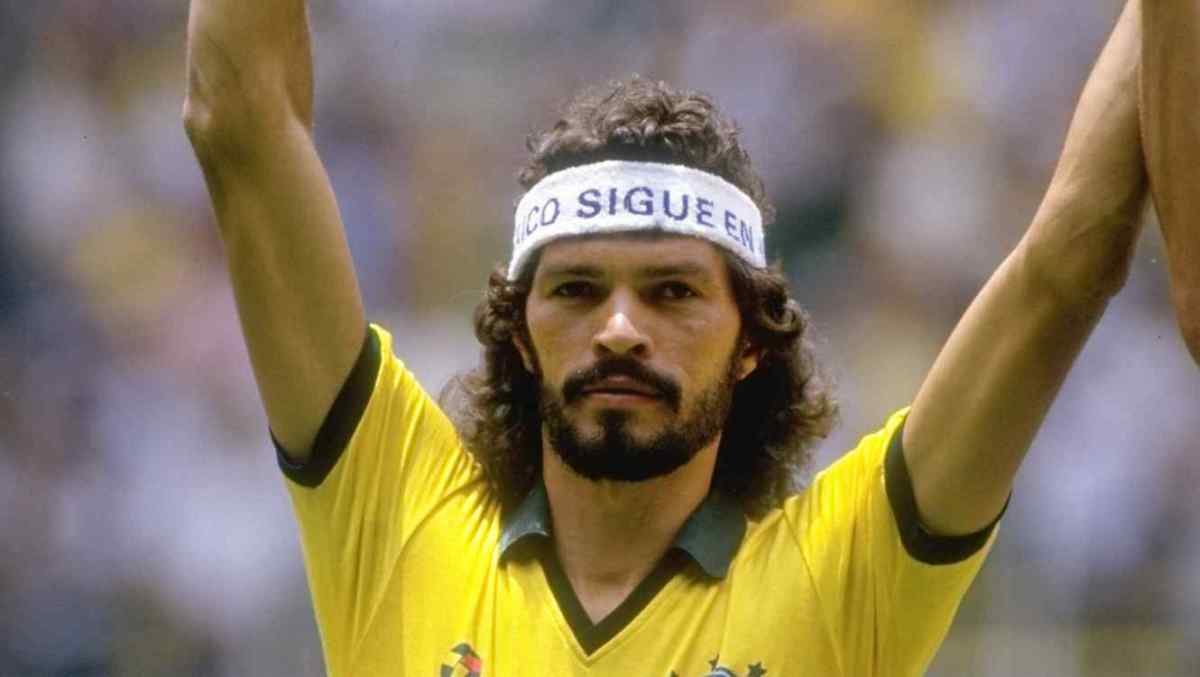 Este 19 de febrero cumplía años Socrates y lo recordamos con sus grandes goles por Brasil