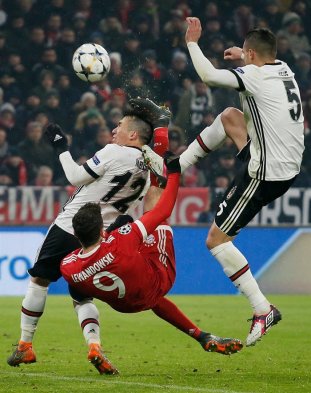 Arturo Vidal le ganó la primera batalla a Gary Medel en octavos de la Champions