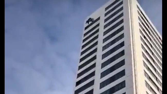 Deportista se tiró desde edificio, pero no se le abrió el paracaídas