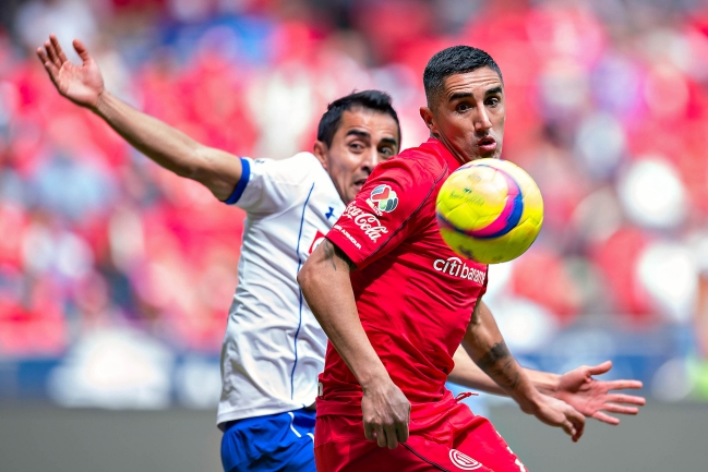 González le ganó el duelo a Puch en triunfo de Toluca ante Querétaro