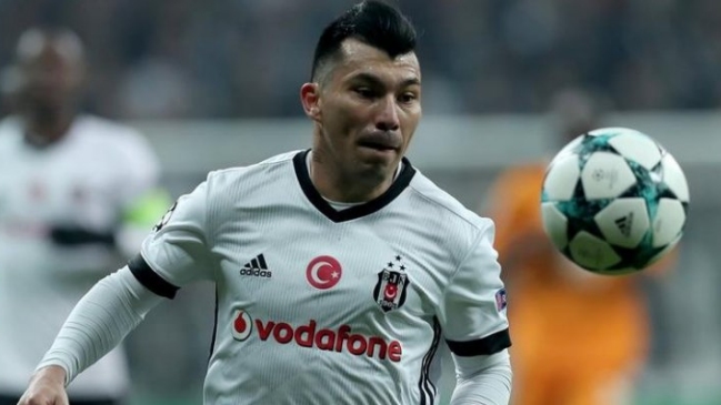 Gary Medel evitó un gol con la cabeza desde la línea en victoria de Besiktas sobre Fenerbahce