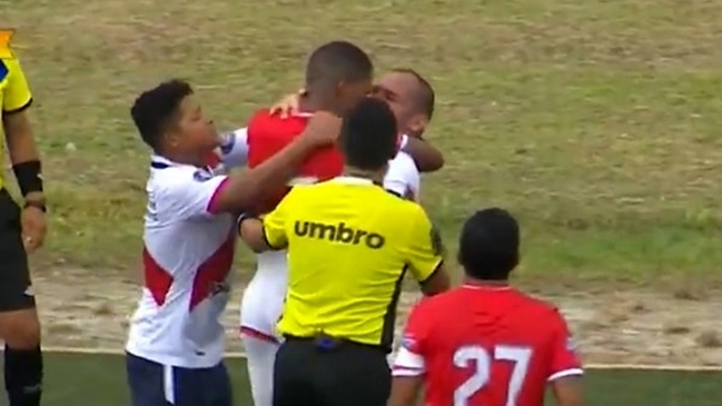 ¿Se besaron? El divertido cruce que terminó con dos expulsados en el fútbol peruano