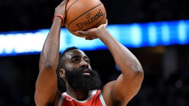 James Harden comandó el decimocuarto triunfo seguido de Houston Rockets