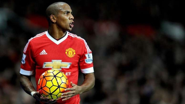 Manchester United renovó contrato de Daley Blind y Ashley Young hasta junio de 2019