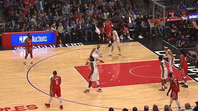 James Harden humilló a un rival y anotó un triple