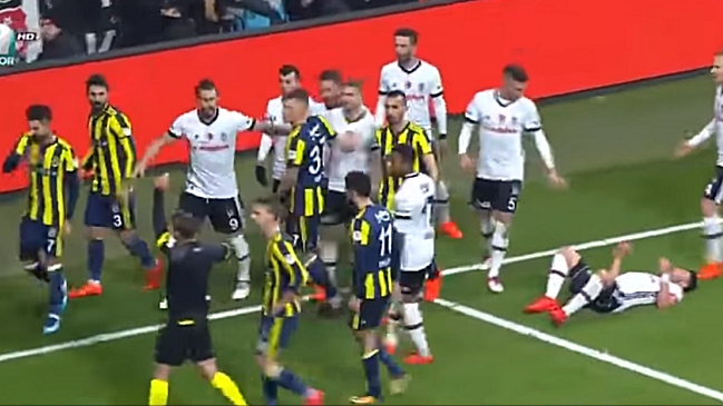 Besiktas y Fenerbahce se dieron con todo en semifinales de la Copa de Turquía