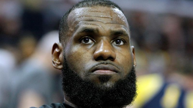 Con túnel incluido: La genial jugada que inventó LeBron James ante Philadelphia 76ers