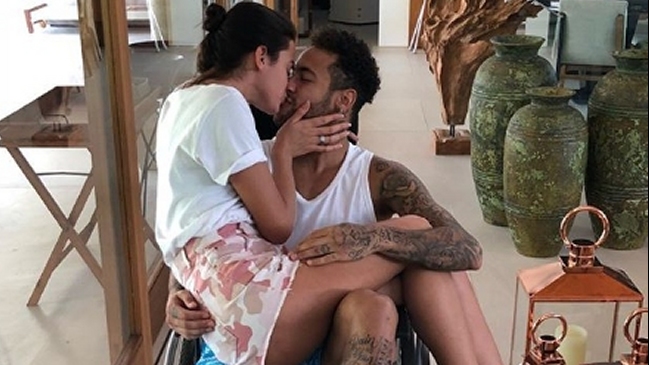 Neymar se refugió con su novia en la previa de su operación