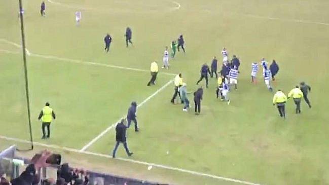 Hinchas holandeses agredieron a los jugadores del equipo rival que los goleó en casa