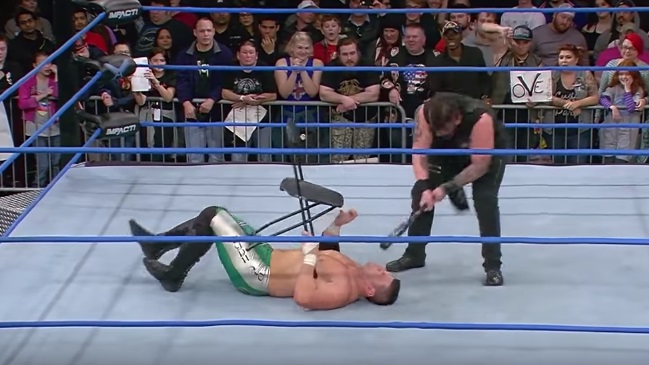 Movida de lucha libre salió mal y peleador casi pierde un ojo