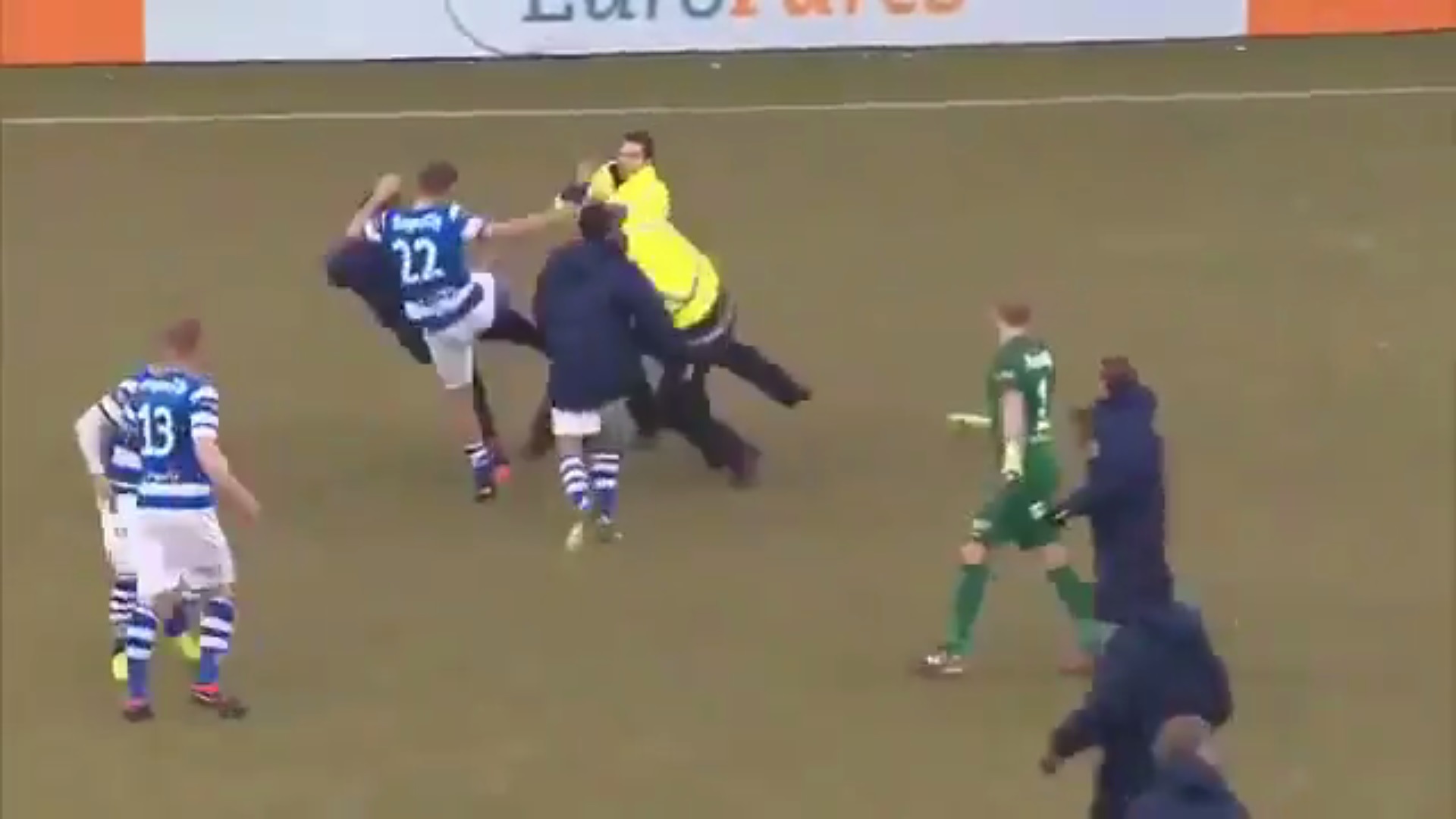 La brutal pelea entre hinchas y jugadores en el fútbol holandés