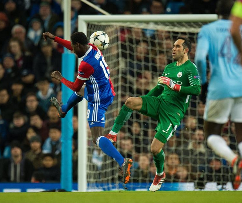 La jugada de Claudio Bravo que sacó aplausos en Europa