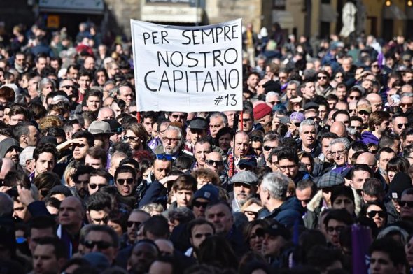 Hinchas y futbolistas se despidieron de Davide Astori en Florencia