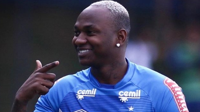 Delantero de Cruzeiro presume de su nueva adquisición: Dientes de oro