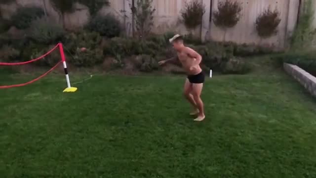 Un gimnasta Yeferson Soteldo desafió a tres compañeros de la U a realizar esta pirueta