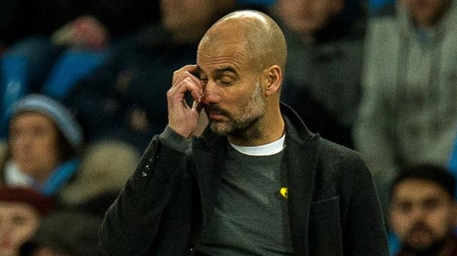 Guardiola fue multado por usar lazo amarillo en partidos de Inglaterra
