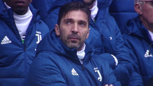 La emoción de Gianluigi Buffon en un homenaje a Davide Astori