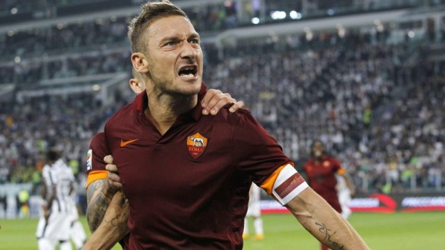 La calidad sigue intacta: Totti superó un “muro” en partido de futsal para marcar un golazo