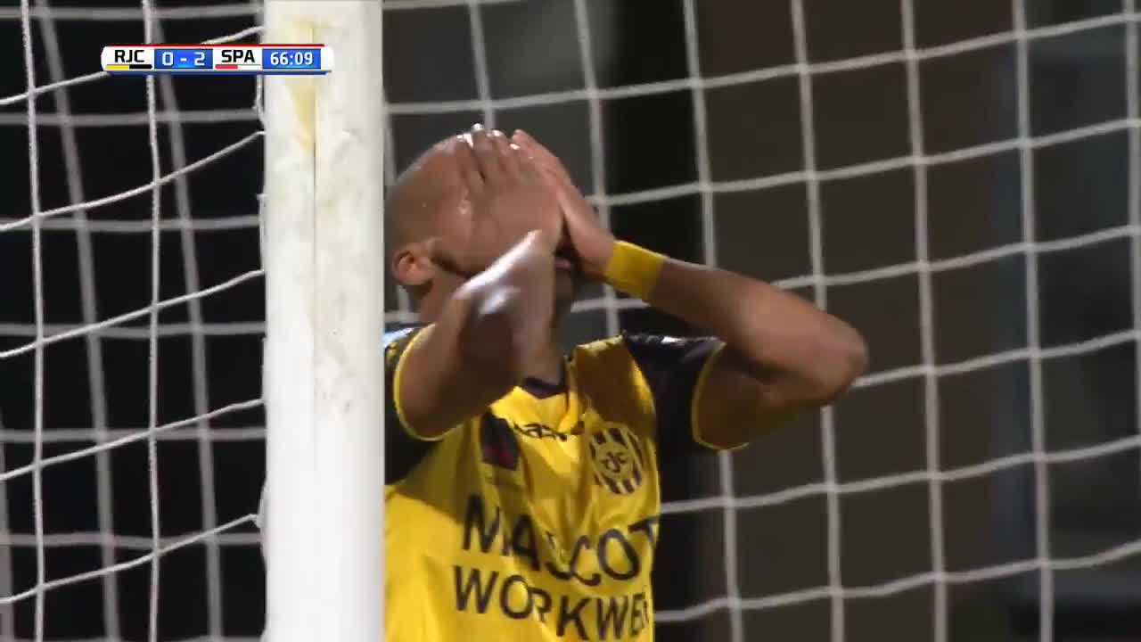 Volante holandés se perdió un gol increíble con el arco casi vacío