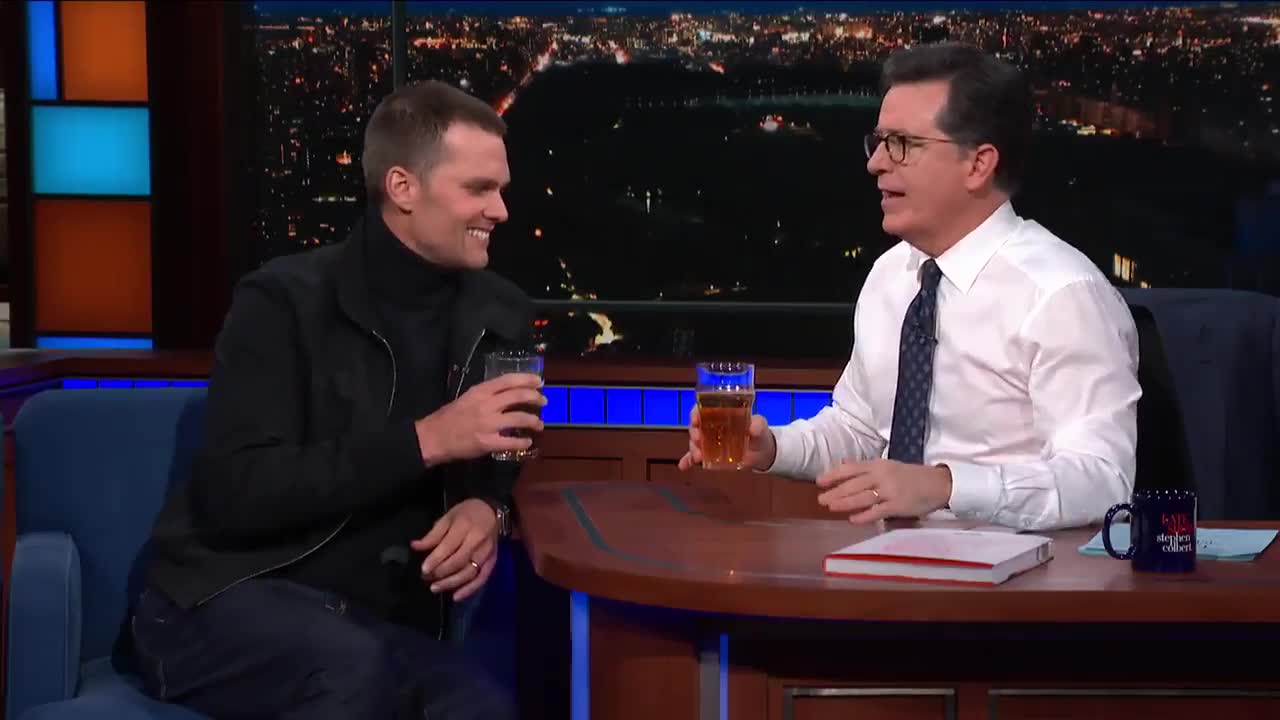 Estrella de la NFL aceptó reto y bebió un vaso de cerveza en dos segundos