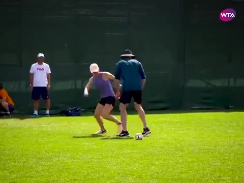 También es crack en fútbol: La número uno de la WTA Simona Halep mostró sus habilidades
