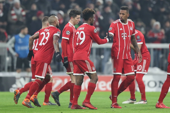 Hinchas de lujo: Compañeros de Vidal en Bayern apoyan a Rodelindo Román