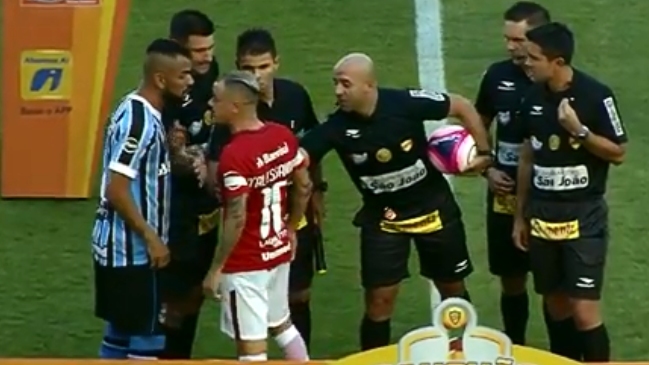 Andrés D’Alessandro y Maicon casi se van a los golpes en el sorteo previo al clásico gaúcho