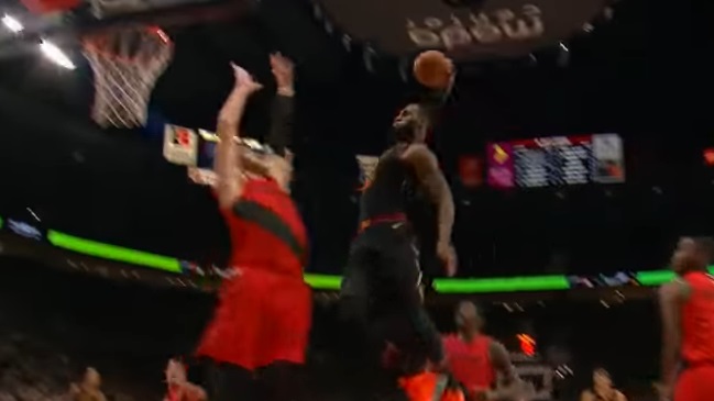 La clavada monstruosa de LeBron que la NBA comenta