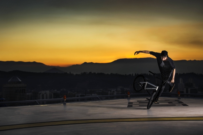 Chileno Benjamín Hudson se lució con rutina de BMX en un helipuerto