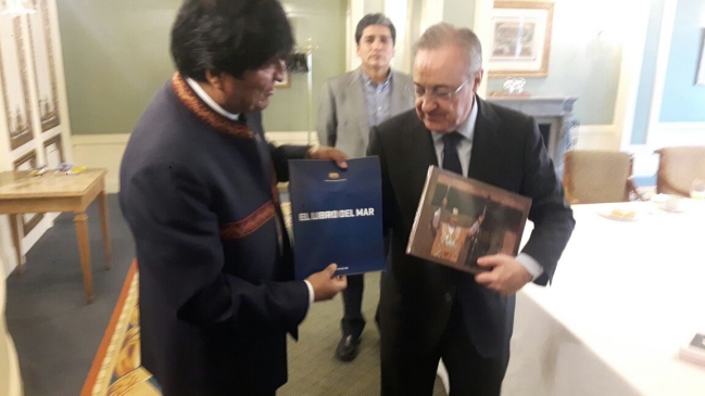Evo Morales entregó “Libro del Mar” al presidente de Real Madrid