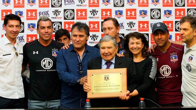 Colo Colo homenajeó al doctor Alvaro Reyes