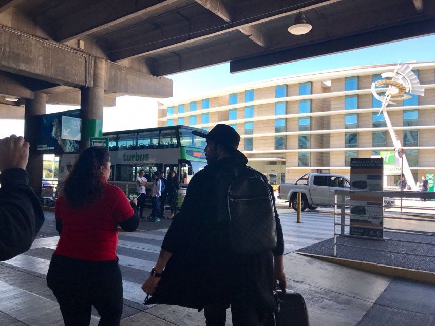 Solitario y en silencio: Así fue la llegada de Bravo a Chile