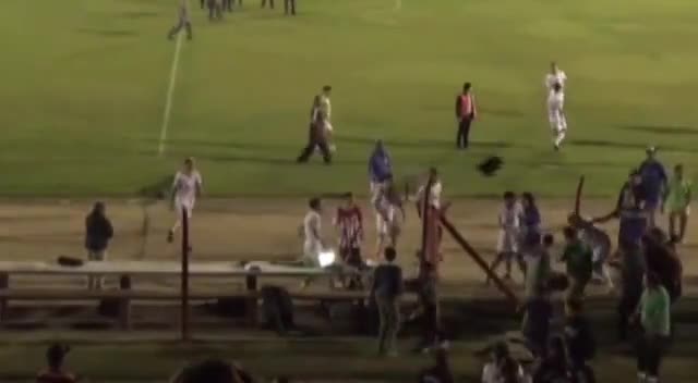Futbolista juvenil lanzó un notebook al público en medio de una gresca