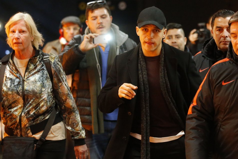 Alexis llegó a Estocolmo para integrarse a los trabajos de la selección chilena