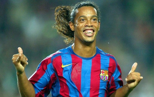 Ronaldinho cumple 38 años y lo celebramos con sus mejores goles con Brasil