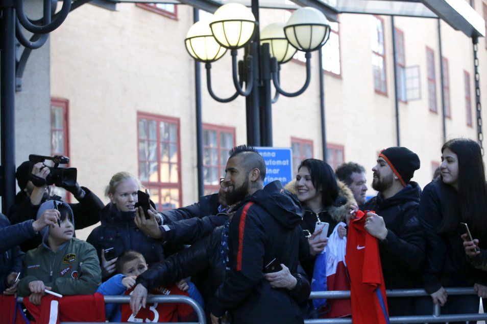 Seleccionados chilenos compartieron con hinchas antes de la práctica