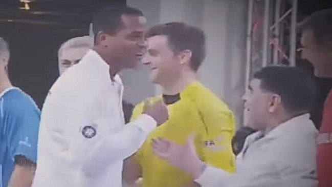 ¿Descuido o desaire? Kluivert pasó por alto a Maradona