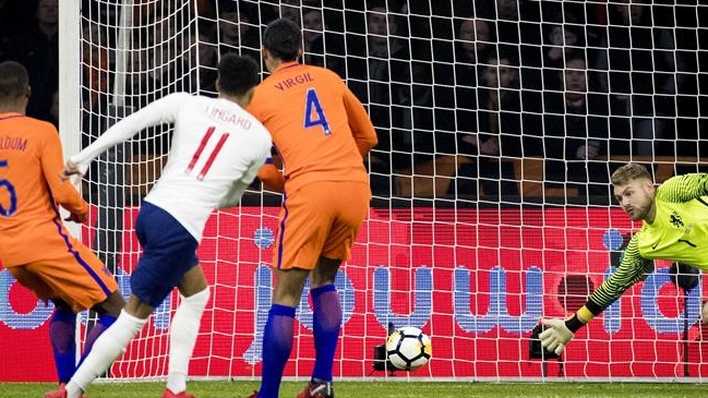 Inglaterra amargó debut de Ronald Koeman en la selección de Holanda