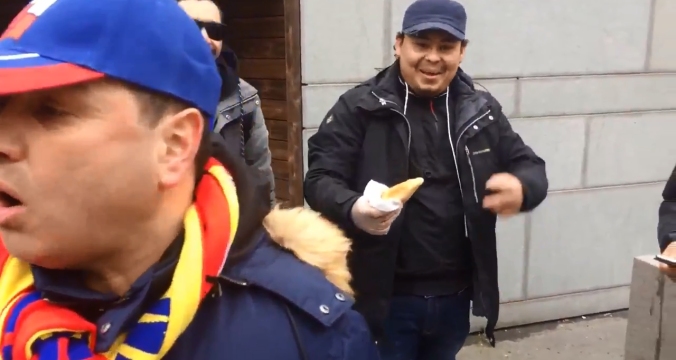 Hinchas esperan el duelo de Chile y Suecia con ricas empanadas en Estocolmo