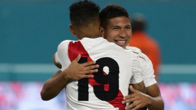 Perú castigó los errores de Croacia con golazos de André Carrillo y Edison Flores