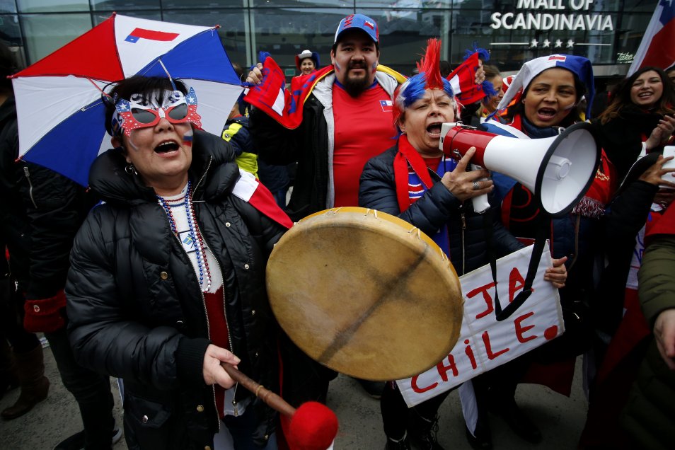 Fanáticos de la Roja subieron la temperatura en Estocolmo