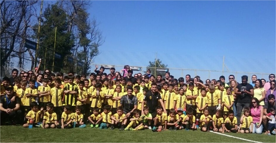 Claudio Bravo compartió con pequeños futbolistas en el complejo El Uno Campus